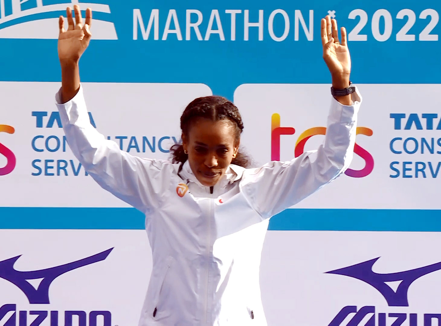 Успешный марафонский дебют Алмаз Аяны и Гензебе Дибабы